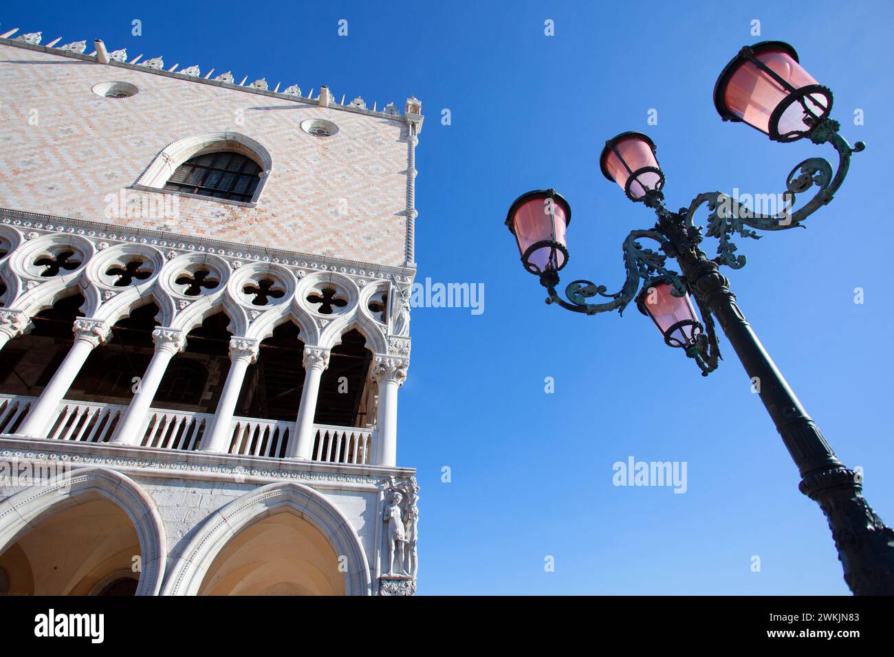 Die Außenfassade des Dogenpalastes`s (Palazzo Ducale) in venezianischer gotischer Architektur, Piazzetta San Marco, Venedig, Venetien, Italien. Stockfoto